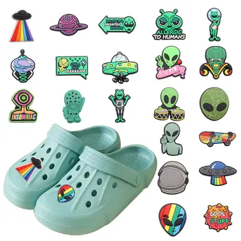 1-21Pcs Alien Cool Stuff UFO Planet PVC Suaugusiųjų sandalai Batų sagčių aksesuarai Riedlenčių dizaineris Charms Pasidaryk pats Croc Jibz