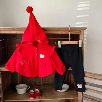 2023 Winter Infant Girl 2PCS drabužių komplektas Meškos siuvinėtas apsiaustas su gobtuvu raudonas apsiaustas + juodas apatinis kelnių kostiumas Mažylių mergaičių apranga
