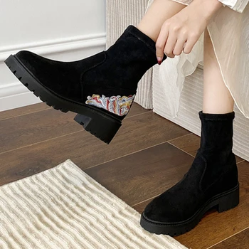 Batai moterims 2023 Aukštos kokybės slydimas ant moteriškų batų Žieminis apvalus pirštas Kietas pulkas Šiltas Trumpas statinės stambūs kulniukai Romėniški batai