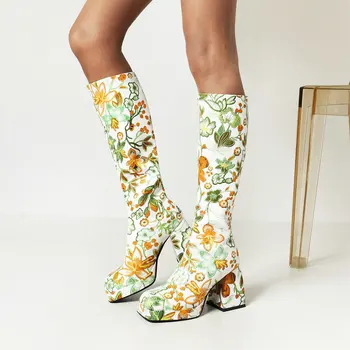 IPPEUM Knee High Boots 70s Style Gėlių siuvinėti moteriški stambūs kulniukai Šoniniai užtrauktuko platformos batai