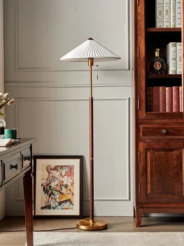 Plisuotas Vidurinis senovinis grindų šviestuvas Svetainė High Sense miegamasis Sofa Kraštas Dekoratyviniai ornamentai Amerikietiško stiliaus senovinė stalinė lempa