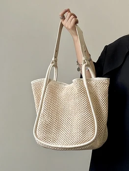 Smėlio spalvos šiaudų austas krepšys 2023 m. Moterų asmeninis tuščiaviduris dizainas Didelės talpos kaušo krepšys Laisvalaikio kurorto paplūdimio kompoziciniai krepšiai